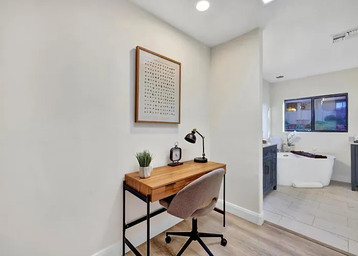 Three Bedroom, Amazing Views, Hot Tub And Pets Allowed, Close To Chapel Of The Holy Cross And Chapel Hill, Less Than 1mi To Trailheads * Sedona
