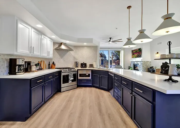 Three Bedroom, Amazing Views, Hot Tub And Pets Allowed, Close To Chapel Of The Holy Cross And Chapel Hill, Less Than 1mi To Trailheads Holiday home
