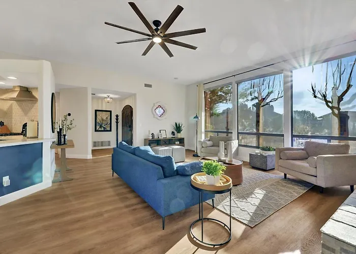 Three Bedroom, Amazing Views, Hot Tub And Pets Allowed, Close To Chapel Of The Holy Cross And Chapel Hill, Less Than 1mi To Trailheads Holiday home