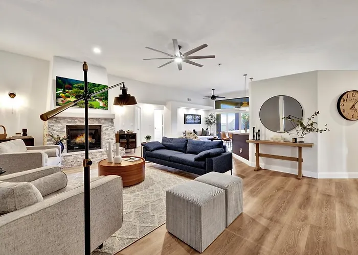 Three Bedroom, Amazing Views, Hot Tub And Pets Allowed, Close To Chapel Of The Holy Cross And Chapel Hill, Less Than 1mi To Trailheads *