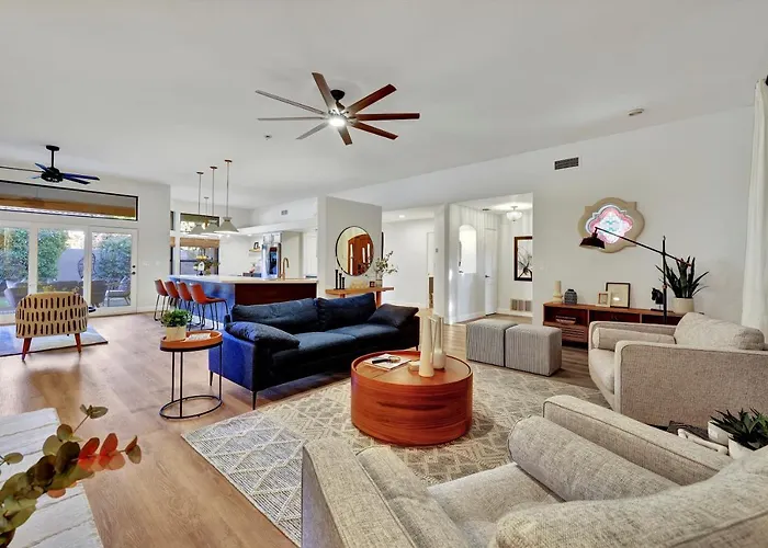 Three Bedroom, Amazing Views, Hot Tub And Pets Allowed, Close To Chapel Of The Holy Cross And Chapel Hill, Less Than 1mi To Trailheads Holiday home