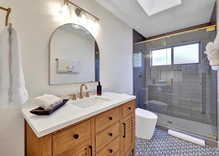 Three Bedroom, Amazing Views, Hot Tub And Pets Allowed, Close To Chapel Of The Holy Cross And Chapel Hill, Less Than 1mi To Trailheads Holiday home