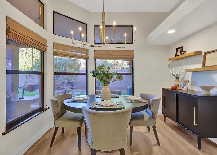 Three Bedroom, Amazing Views, Hot Tub And Pets Allowed, Close To Chapel Of The Holy Cross And Chapel Hill, Less Than 1mi To Trailheads Holiday home