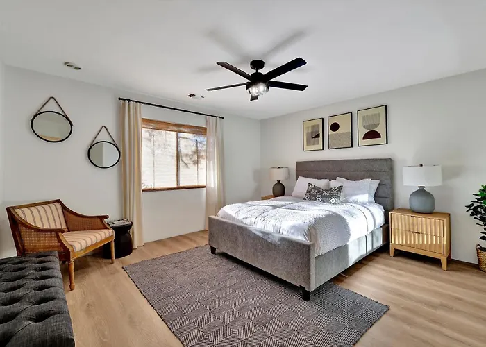 Three Bedroom, Amazing Views, Hot Tub And Pets Allowed, Close To Chapel Of The Holy Cross And Chapel Hill, Less Than 1mi To Trailheads Holiday home Sedona