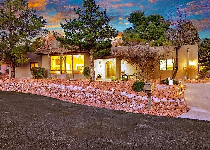 Three Bedroom, Amazing Views, Hot Tub And Pets Allowed, Close To Chapel Of The Holy Cross And Chapel Hill, Less Than 1mi To Trailheads Holiday home