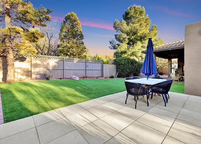 Three Bedroom, Amazing Views, Hot Tub And Pets Allowed, Close To Chapel Of The Holy Cross And Chapel Hill, Less Than 1mi To Trailheads Holiday home